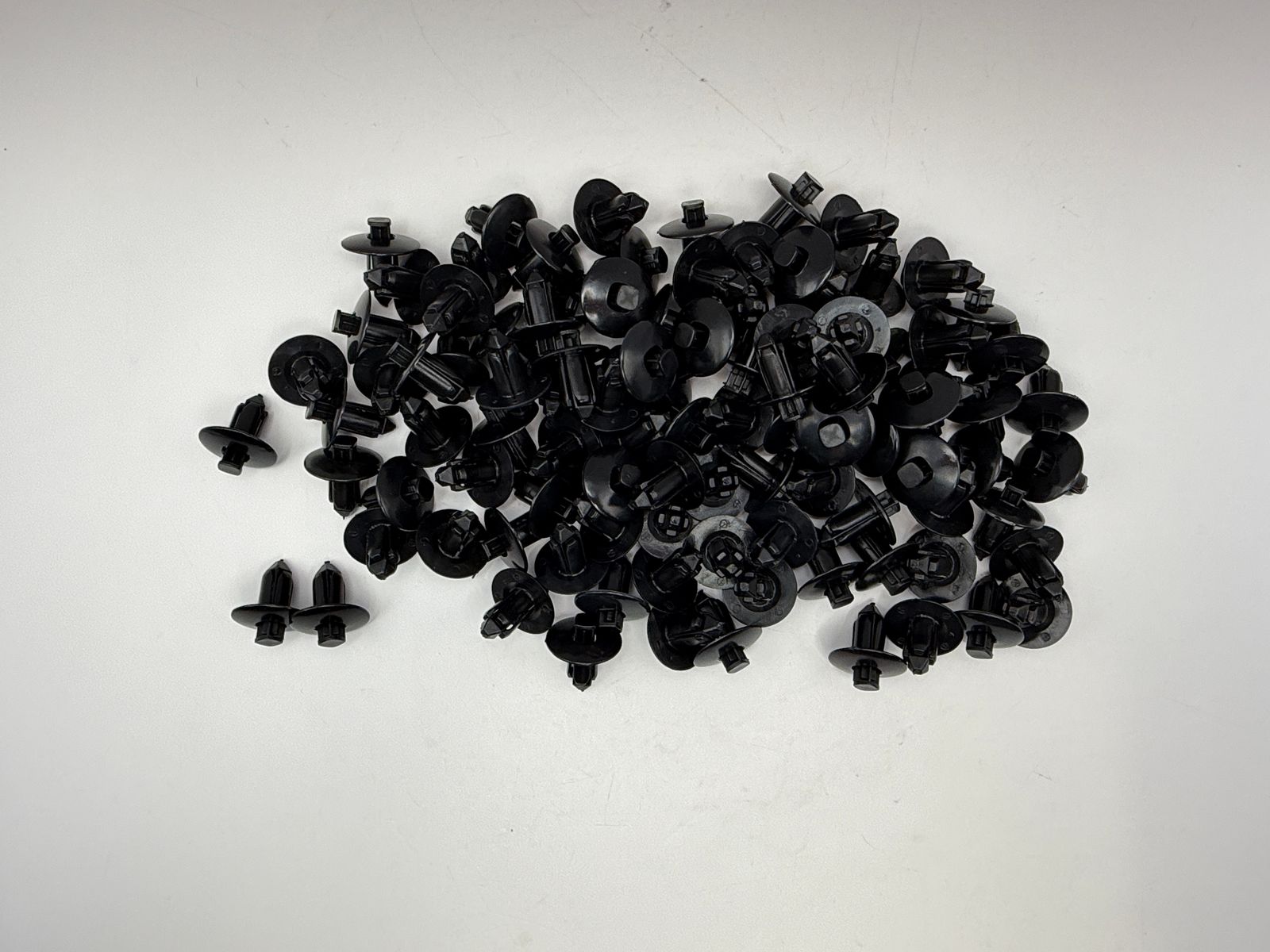 Fairing Screws & Clips - 657067Z image