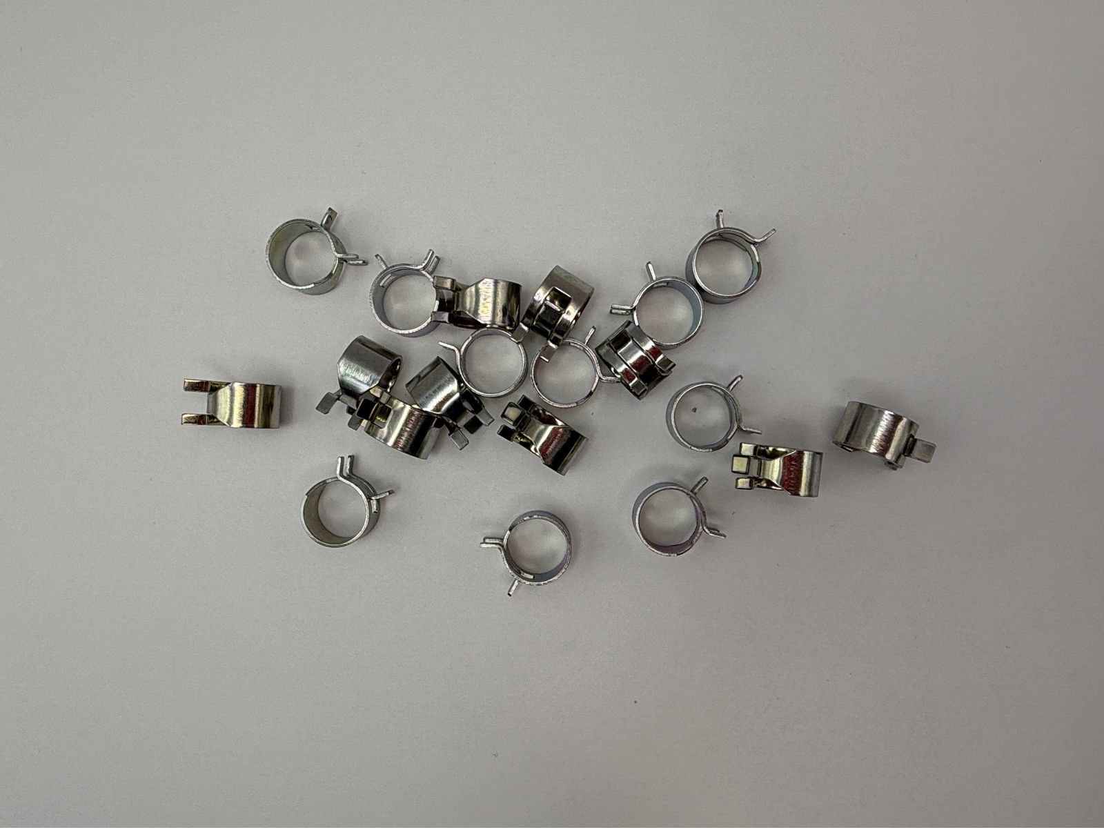 Fuel Pipe Clips - 659512M image