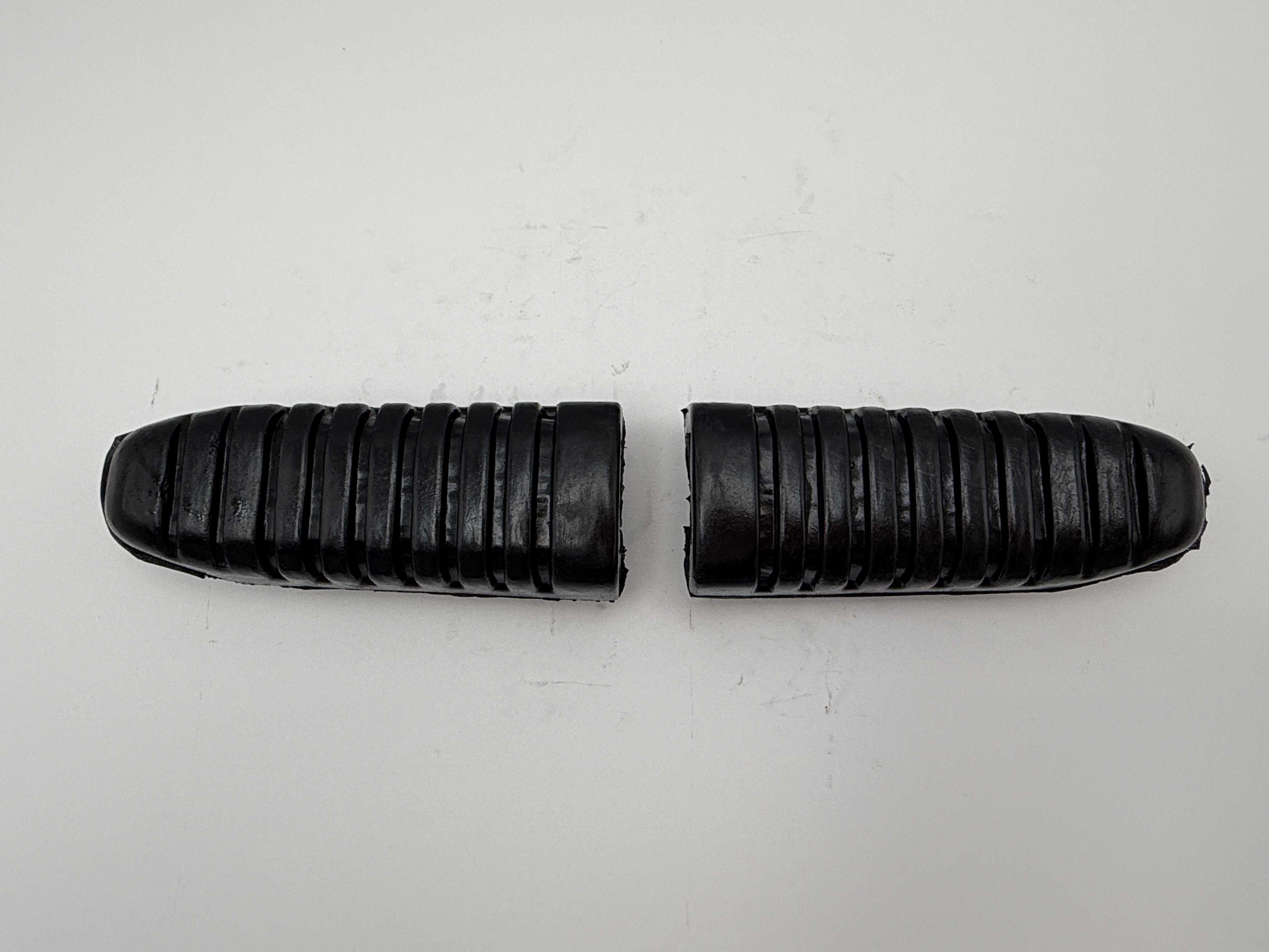 Hendler Footrest Front/Rear Rubber Suzuki GSF650 2007-2010, GSF1250 2007-2010, GSX650F 2008-2010 GSR600 2006-2007 OE Ref. 43550-44G00, 43550-44G50,