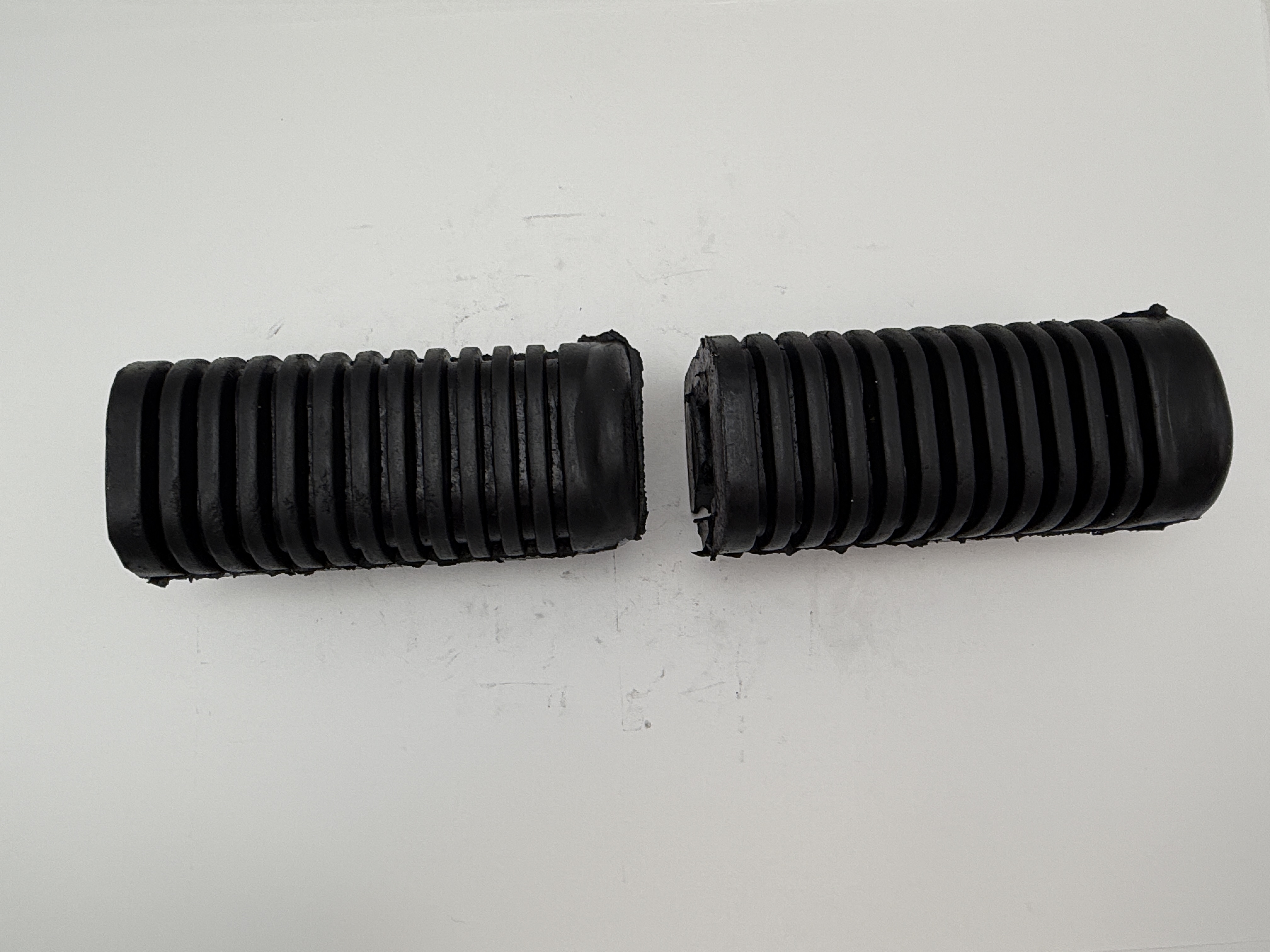 Hendler Footrest Front Rubbers Yamaha TZR125 88-92, XJ600 84-91 OE Ref's 1A0-27413-00, 1J7-27413-01, 4L0-27423-00, 137-27413-01, 3N6-27423-00