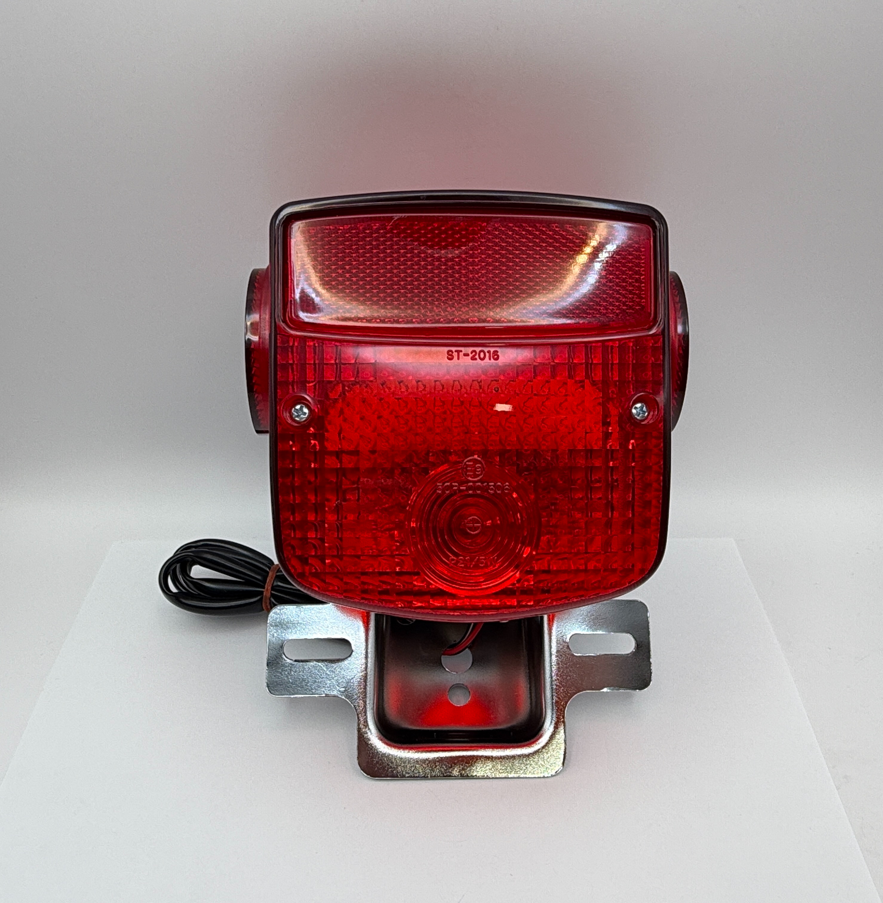 Hendler Complete Taillight Suzuki X7, X5, SP400, GN125, TS125 Including Bracket